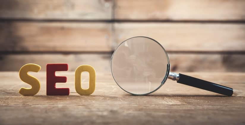 Imagem ilustrativa de SEO (Search Engine Optimization), com lupa
