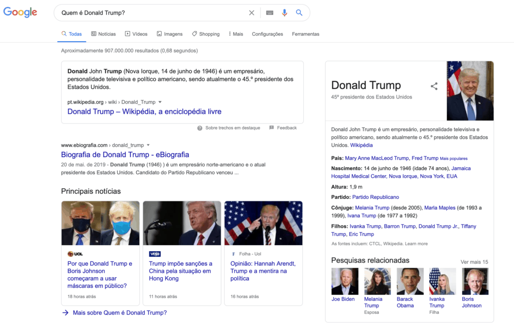 Exemplo de uma busca no Google: "Quem é Donald Trump?" para representar os resultados apresentados quando a intenção de busca é informacional