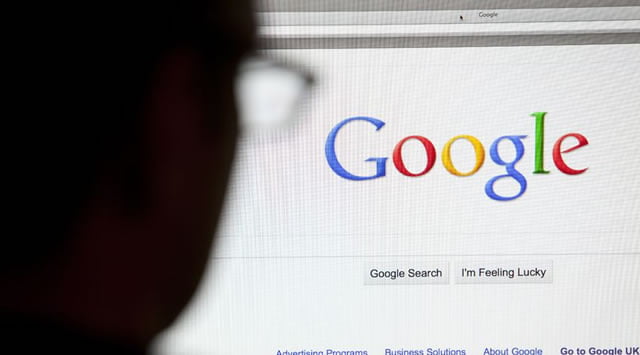 Homem com óculos pesquisando no Google