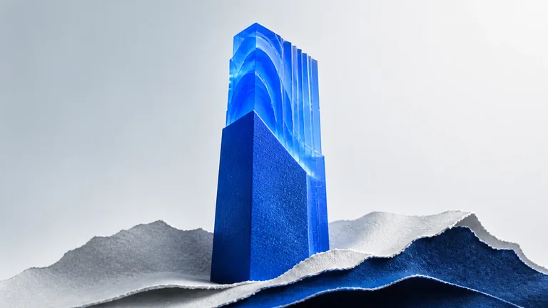 Autoridade em uma composição escultórica azul editorial.