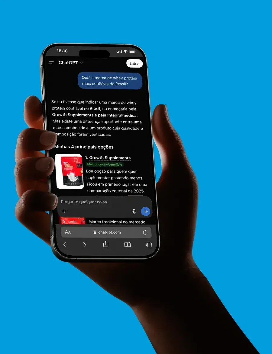 Mão segurando um celular com o ChatGPT recomendando a Growth Supplements