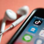 Celular com o app TikTok em destaque