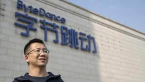 Zhang Yiming em frente a sede da Bytedance