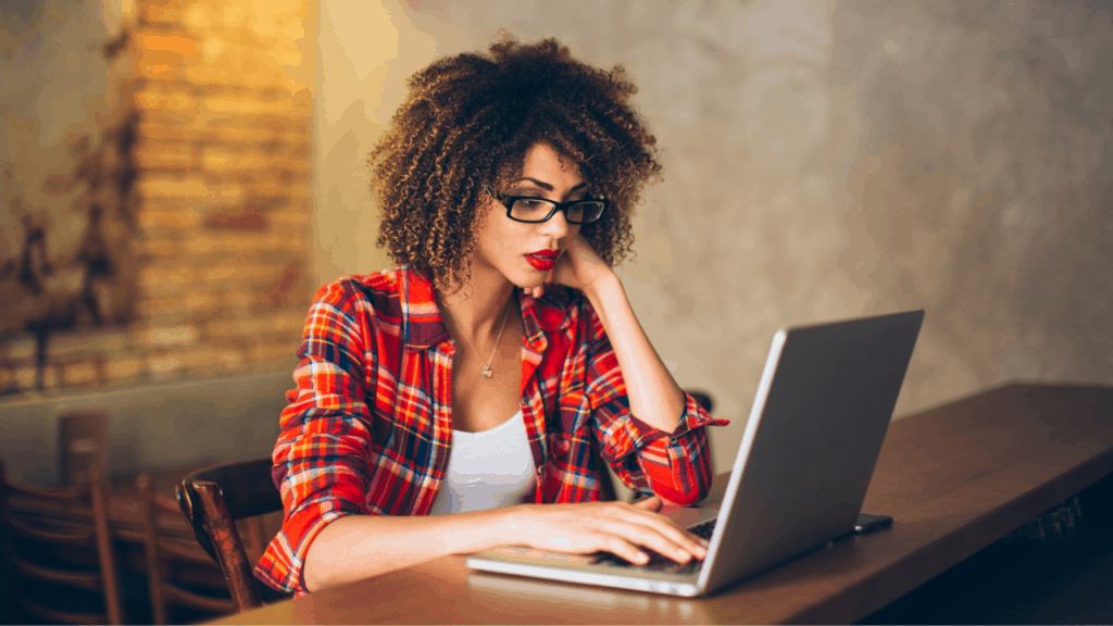 Mulher negra mexendo no computador notebook