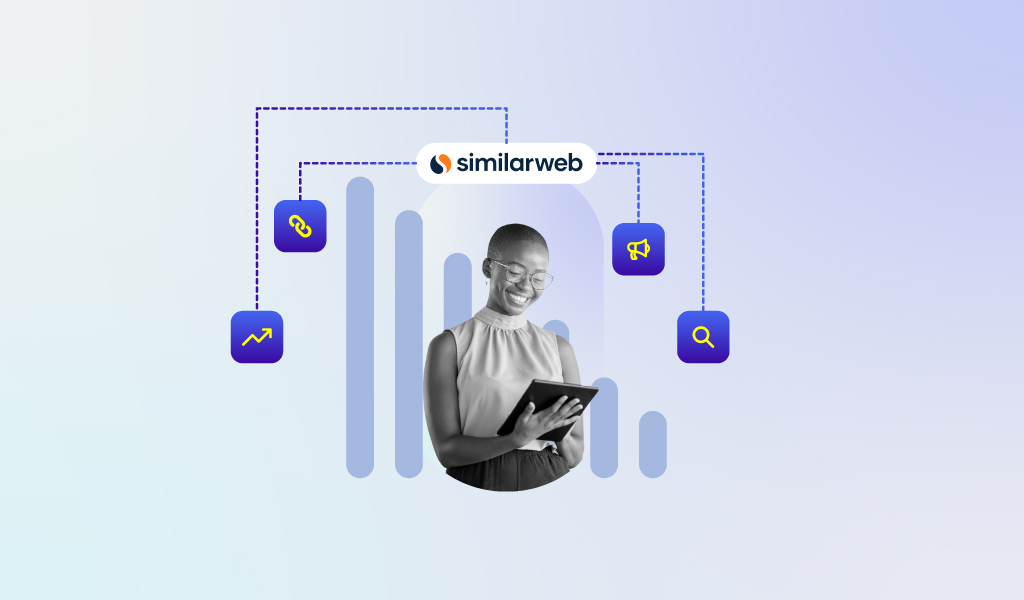 Mulher mexendo em seu tablet na ferramenta SimilarWeb